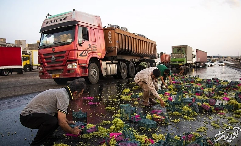 (تصاویر) واژگونی کامیون حامل انگور